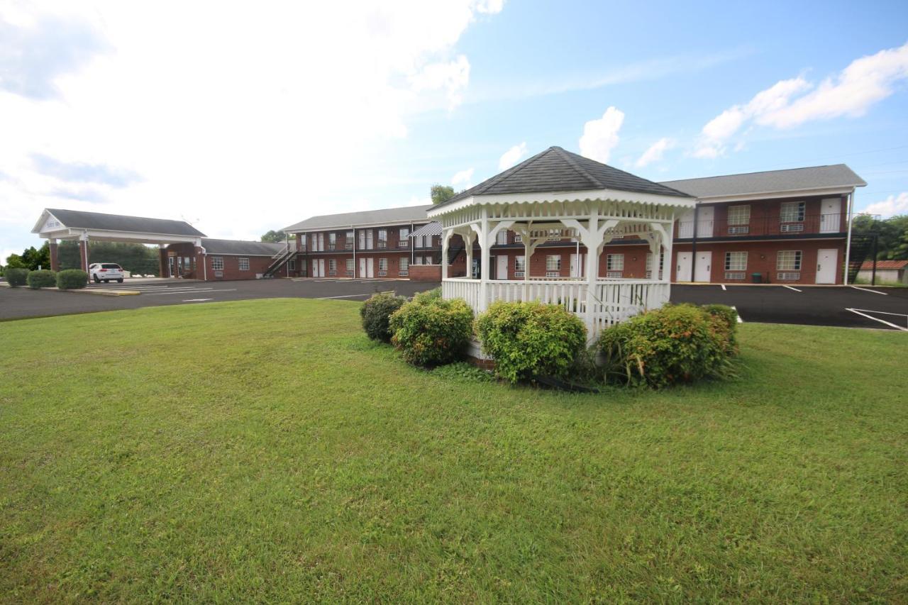 Surry Inn - Dobson Exterior photo